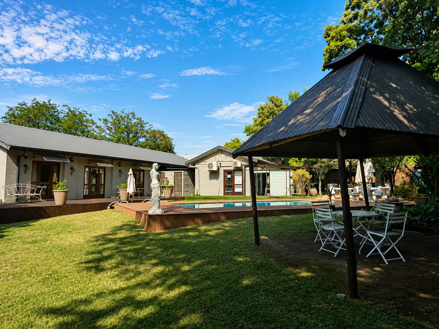 Majestic Manor Guesthouse & Coffee Shop